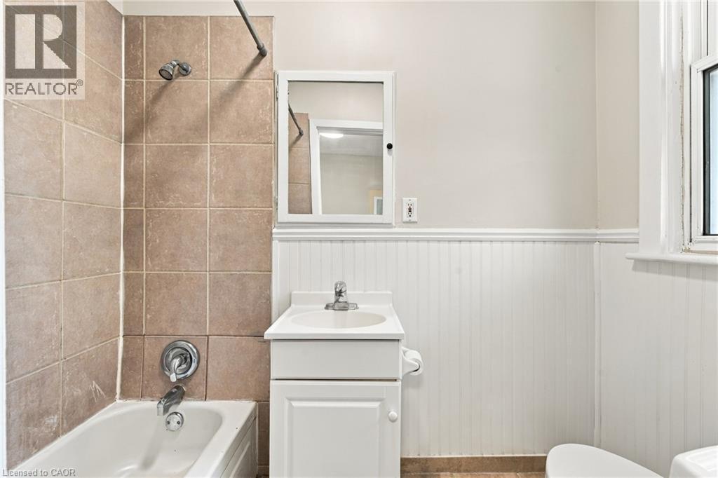 100 Balsam Avenue S, Hamilton, ON