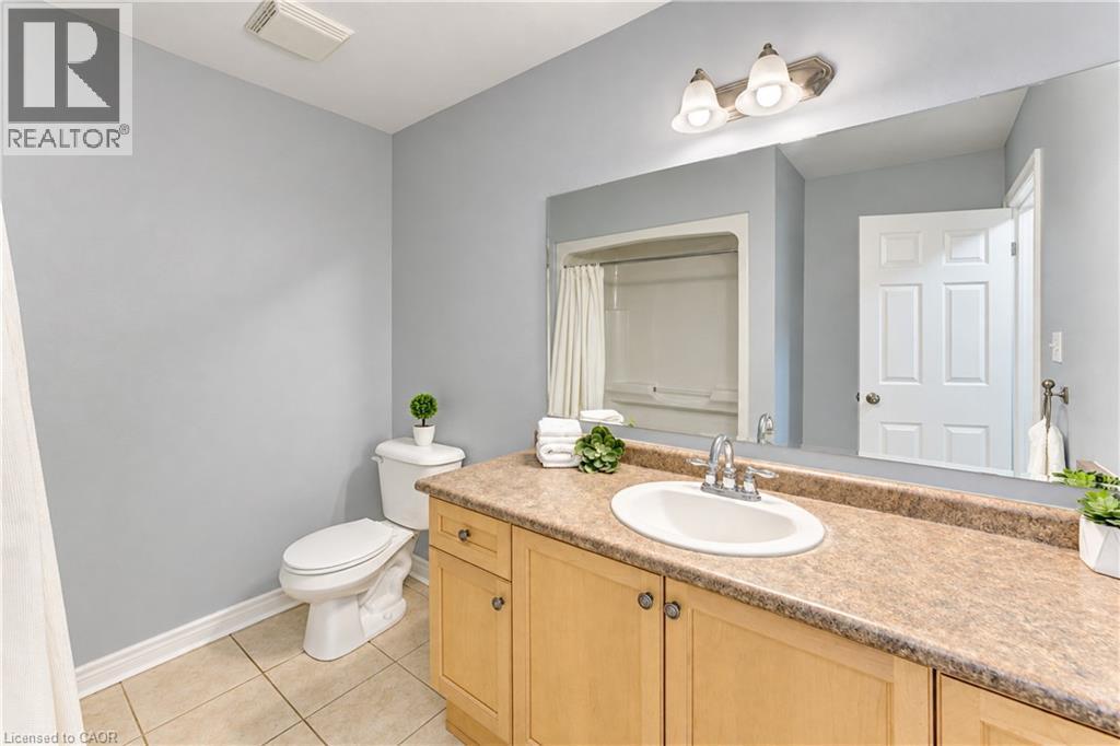 Upper level 4 pc bathroom - 222 Chestnut Hill Crescent, Kitchener, ON