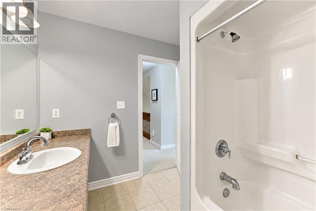 Upper level 4 pc bathroom with acrylic tub/shower - 222 Chestnut Hill Crescent, Kitchener, ON