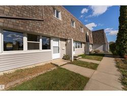 113 VILLAGE ON THE GREEN GR NW Edmonton, AB T5A 1H2