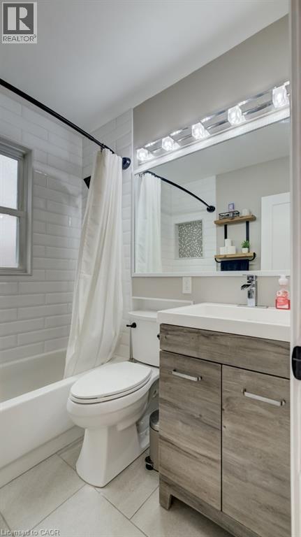 White subway tile shower surround with a built-in tub - 37 Margaret Avenue N, Waterloo, ON