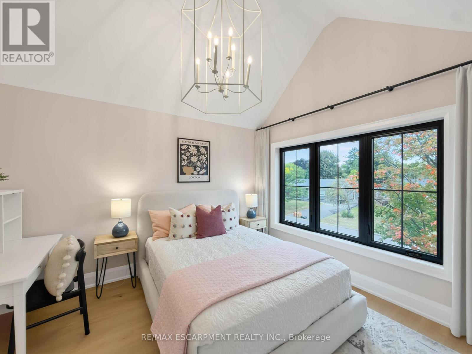 260 Kent Crescent, Burlington, ON