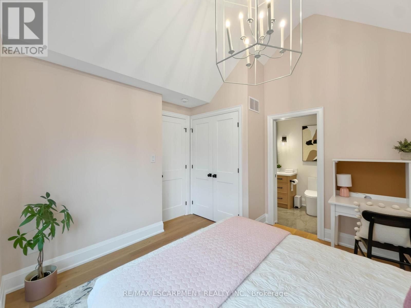260 Kent Crescent, Burlington, ON