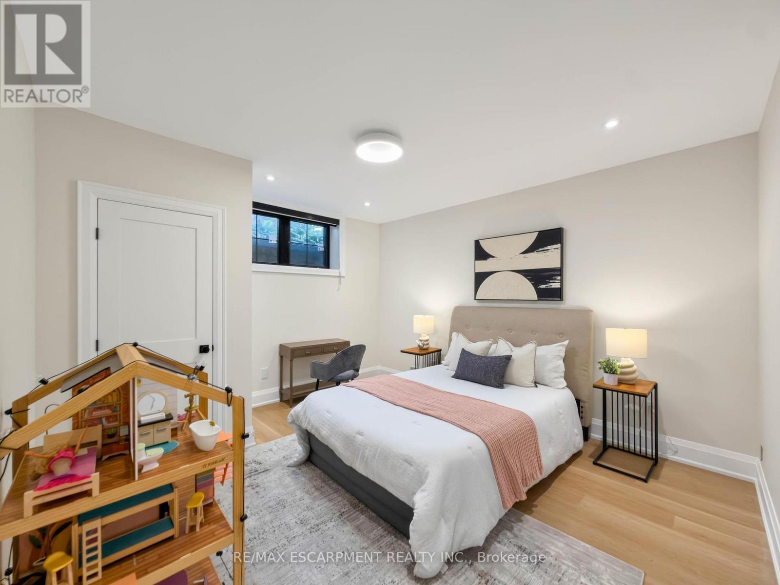 260 Kent Crescent, Burlington, ON