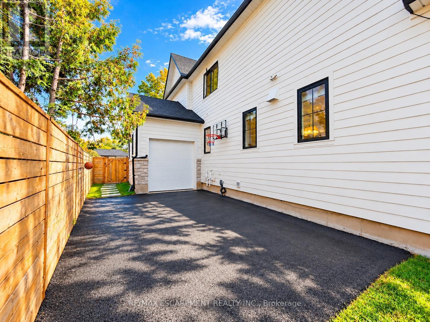 260 Kent Crescent, Burlington, ON