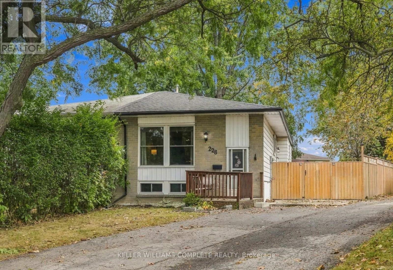 228 Golden Orchard Drive, Hamilton, ON