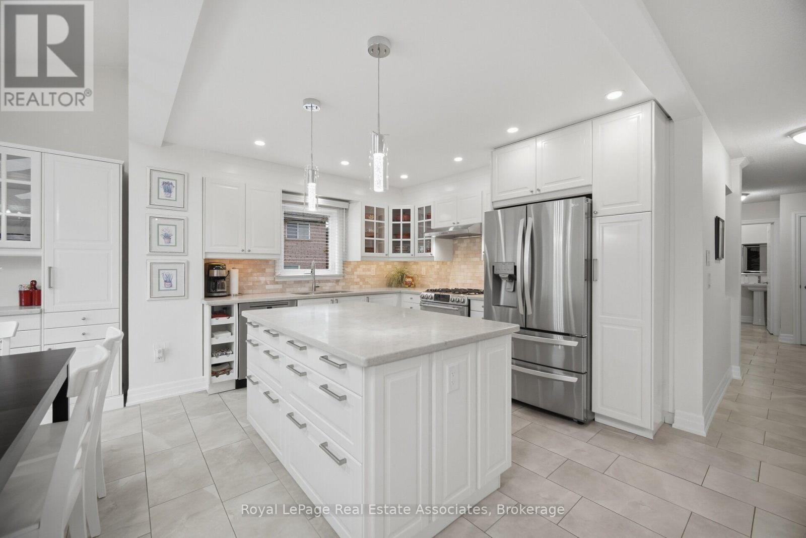 Renovated kitchen - 5923 Tweed Court, Mississauga, ON