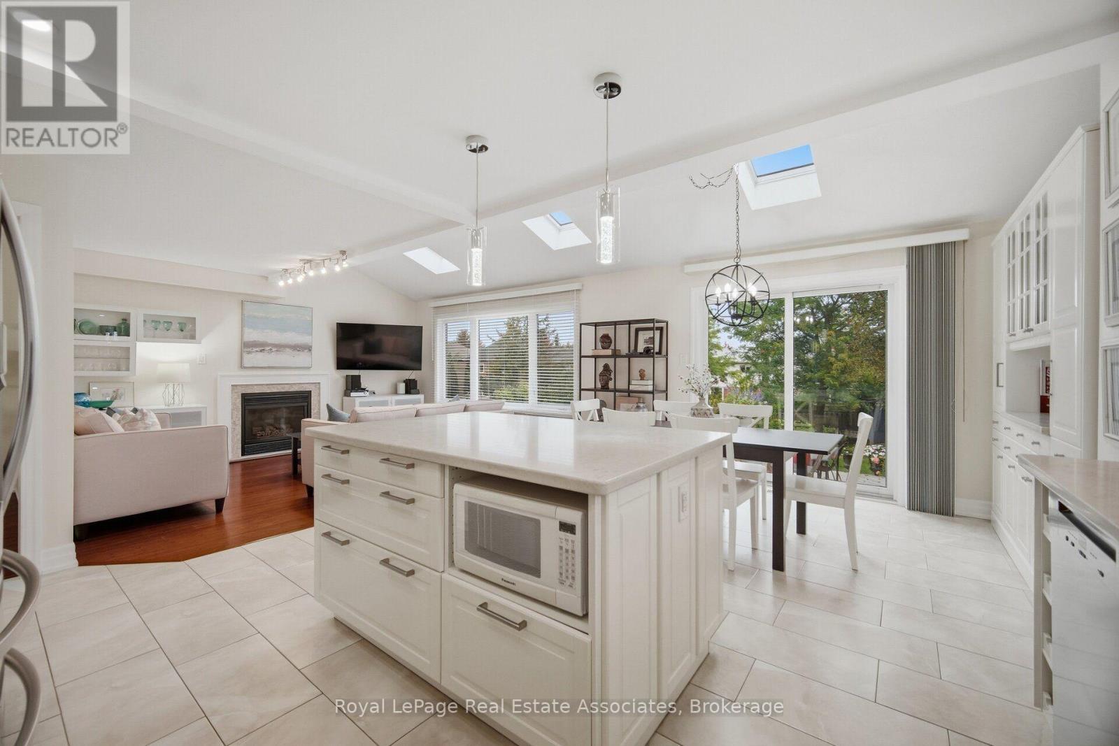 Large island with pot drawers - 5923 Tweed Court, Mississauga, ON