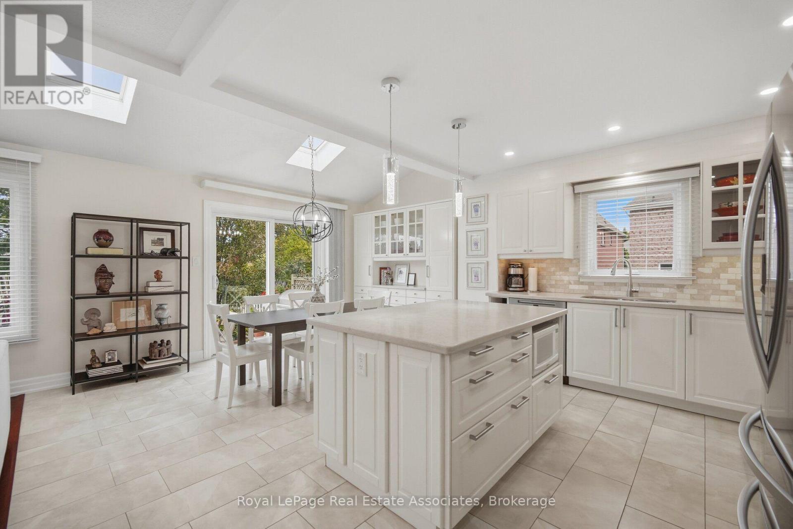 Overlooks eat-in kitchen - 5923 Tweed Court, Mississauga, ON
