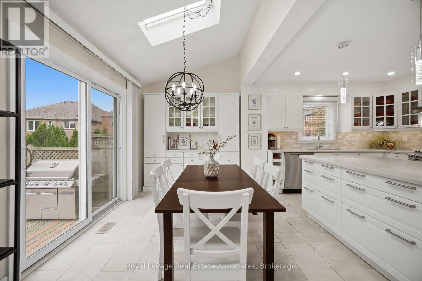 Eat-in kitchen with built-in cabinetry - 5923 Tweed Court, Mississauga, ON
