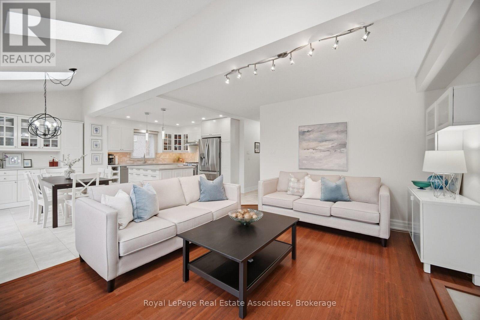 Family room overlooks the kitchen - 5923 Tweed Court, Mississauga, ON