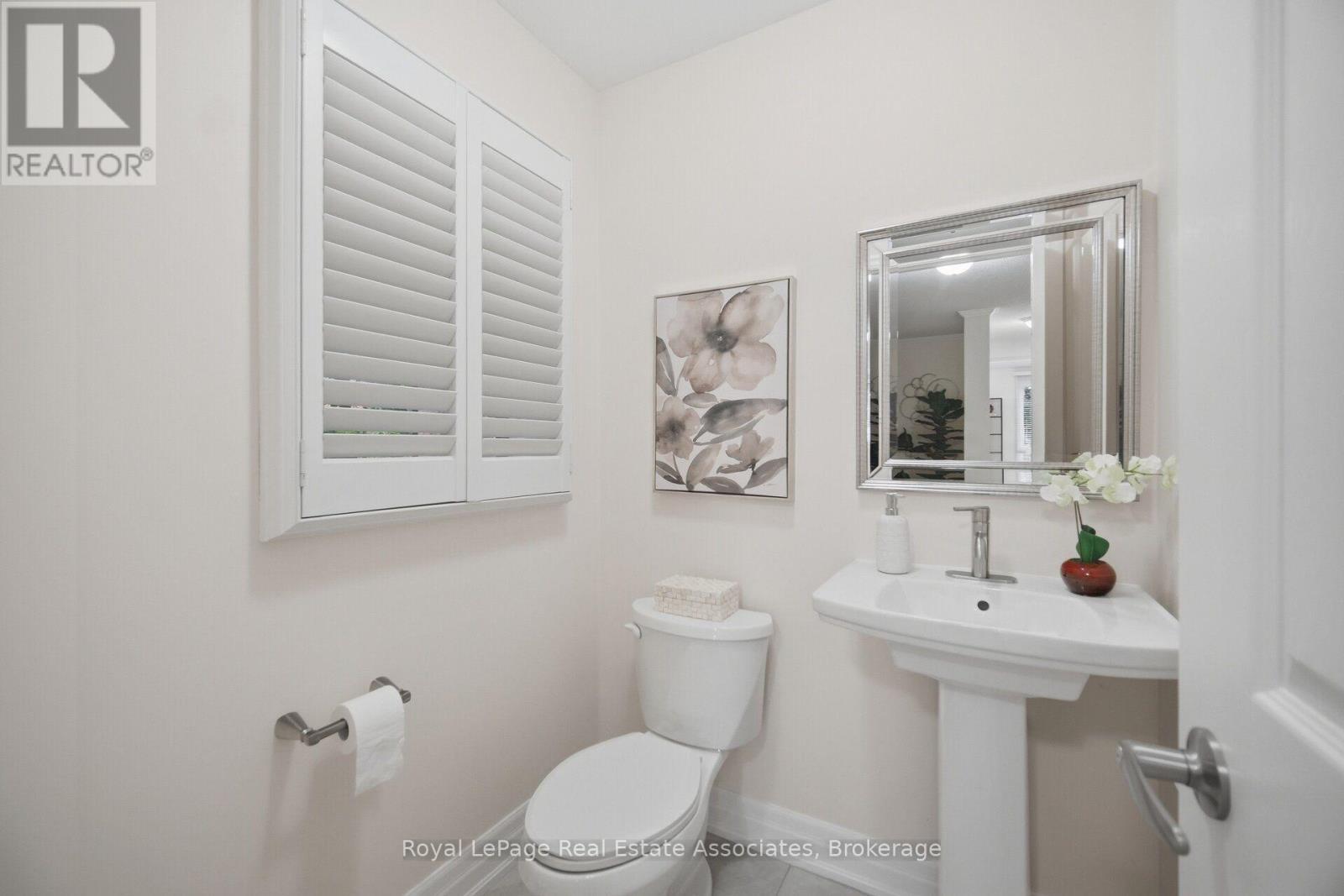 Main floor powder room - 5923 Tweed Court, Mississauga, ON