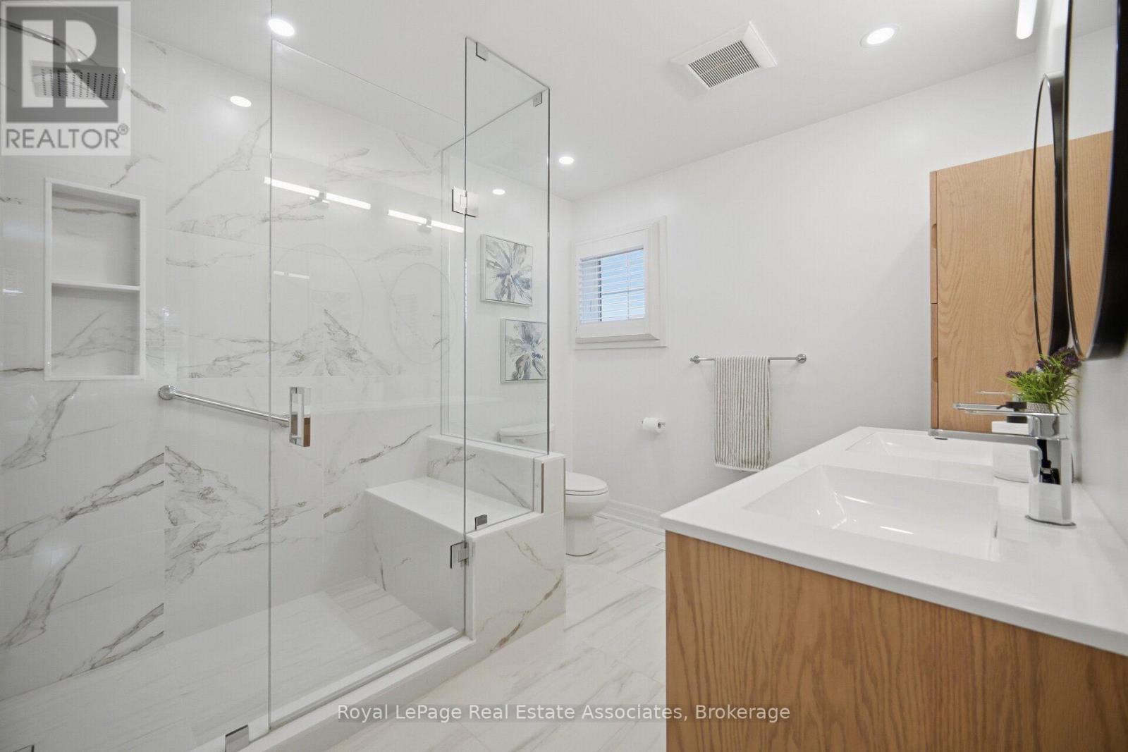 Updated primary washroom - 5923 Tweed Court, Mississauga, ON