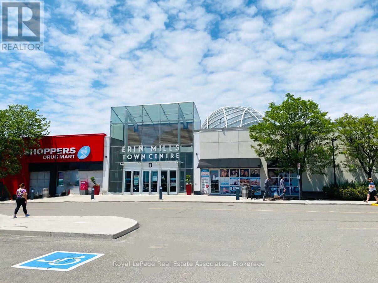 Shopping at your footsteps! - 5923 Tweed Court, Mississauga, ON