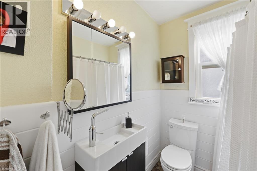 84 Barons Avenue N, Hamilton, ON