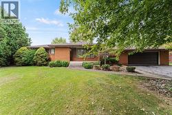 8605 SNAKE LANE Lasalle, ON N9A 6Z6