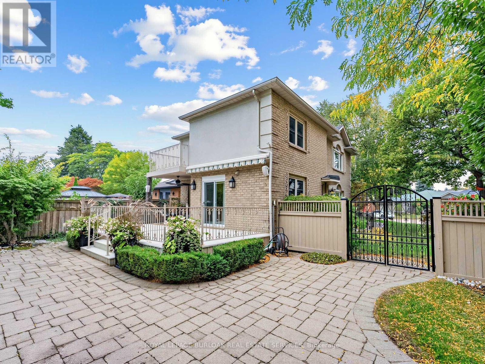 Fully fenced & hardscaped yard with remote awning - 1259 Nathaniel Crescent, Burlington, ON