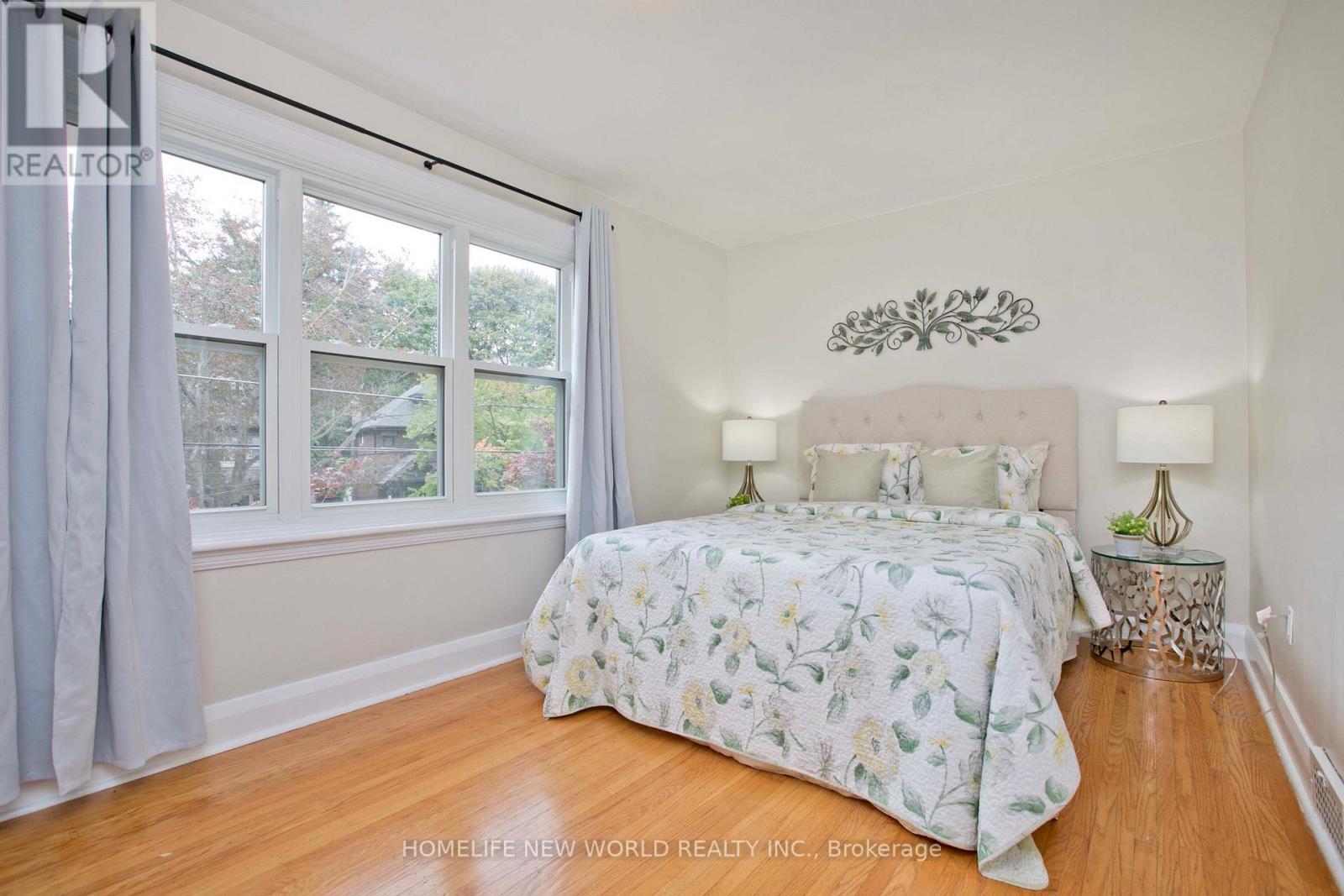 74 Haddon Avenue N, Hamilton, ON