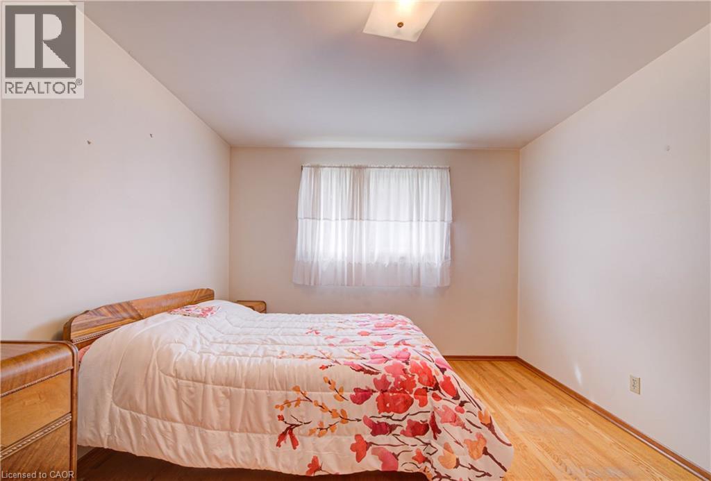 Hardwood-style flooring throughout - 465 Herkimer Street, Hamilton, ON