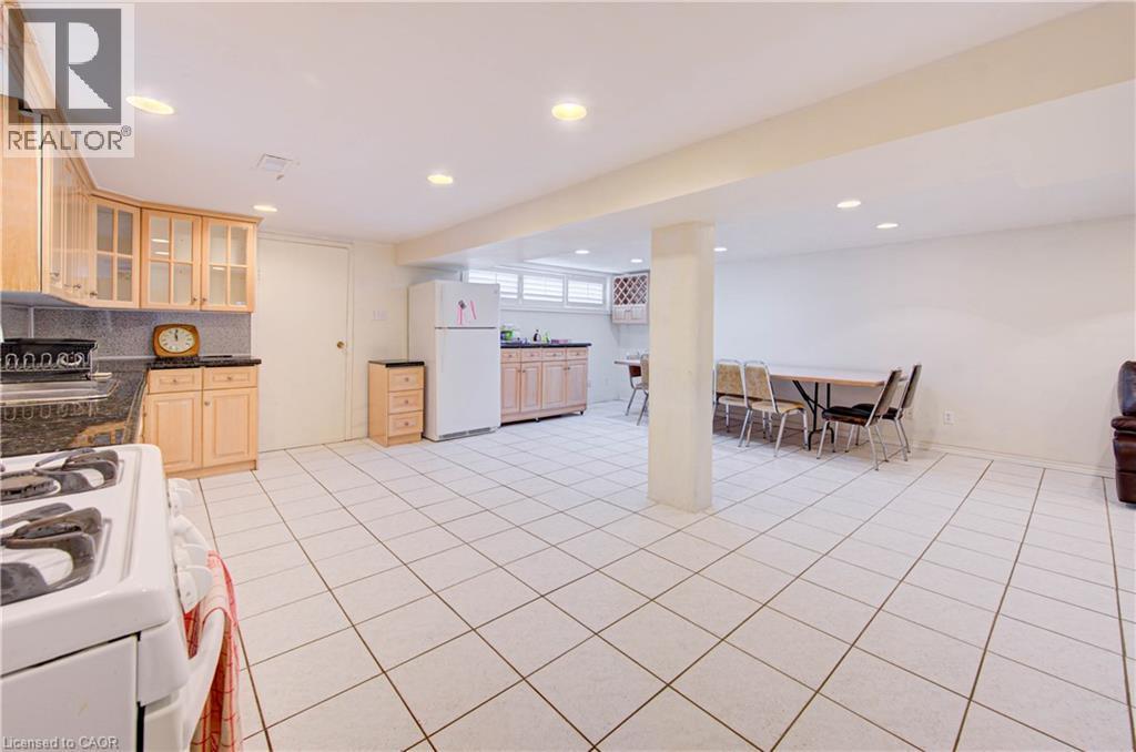 Expansive tiled flooring - 465 Herkimer Street, Hamilton, ON