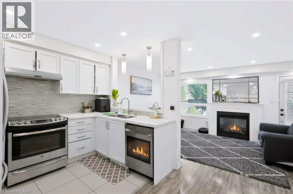 Open concept kitchen and living area - 5549 Katy Gate, Mississauga, ON
