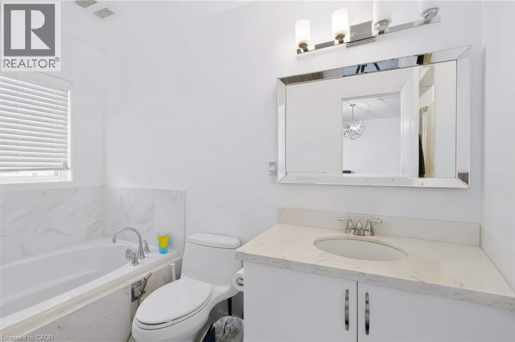 Bedroom ensuite bathroom - 5549 Katy Gate, Mississauga, ON
