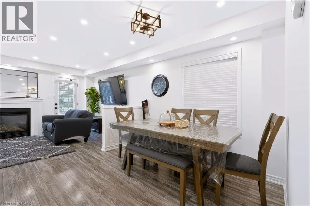 Dining and living area - 5549 Katy Gate, Mississauga, ON