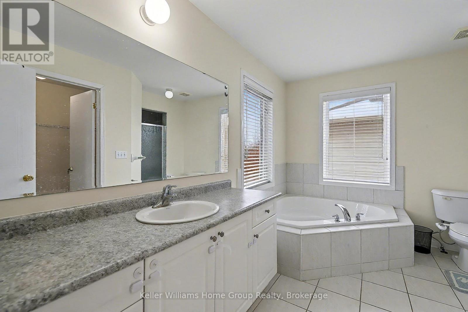 ensuite bathroom - Upper - 24 Baintree Way, Cambridge, ON