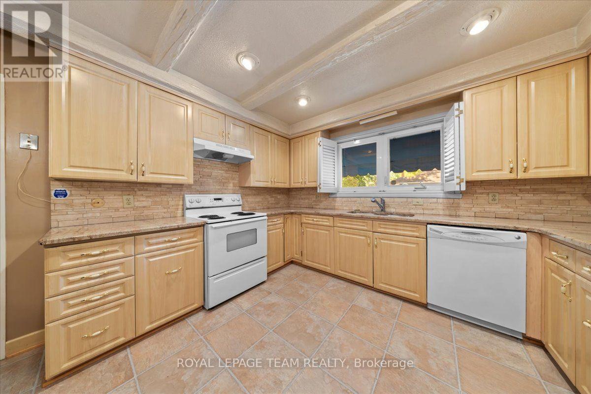 2000 Norway Crescent, Ottawa, ON