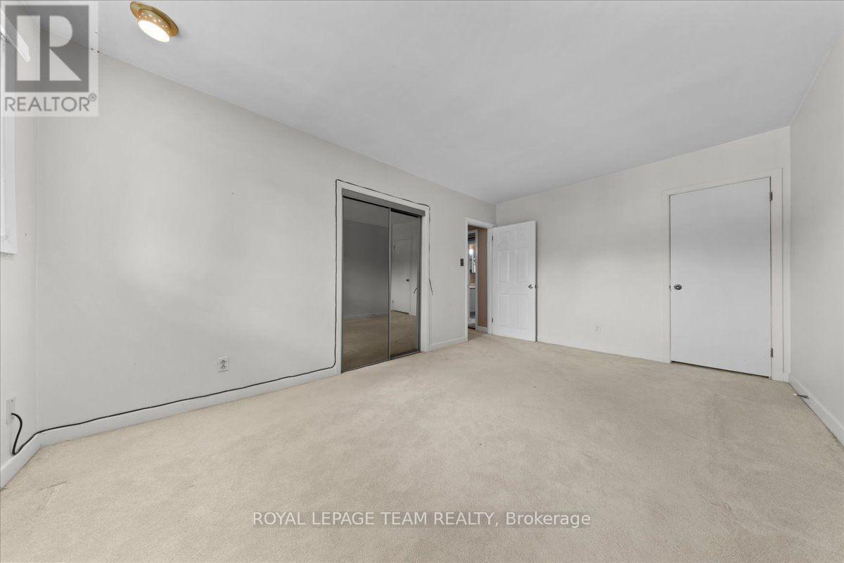 2000 Norway Crescent, Ottawa, ON