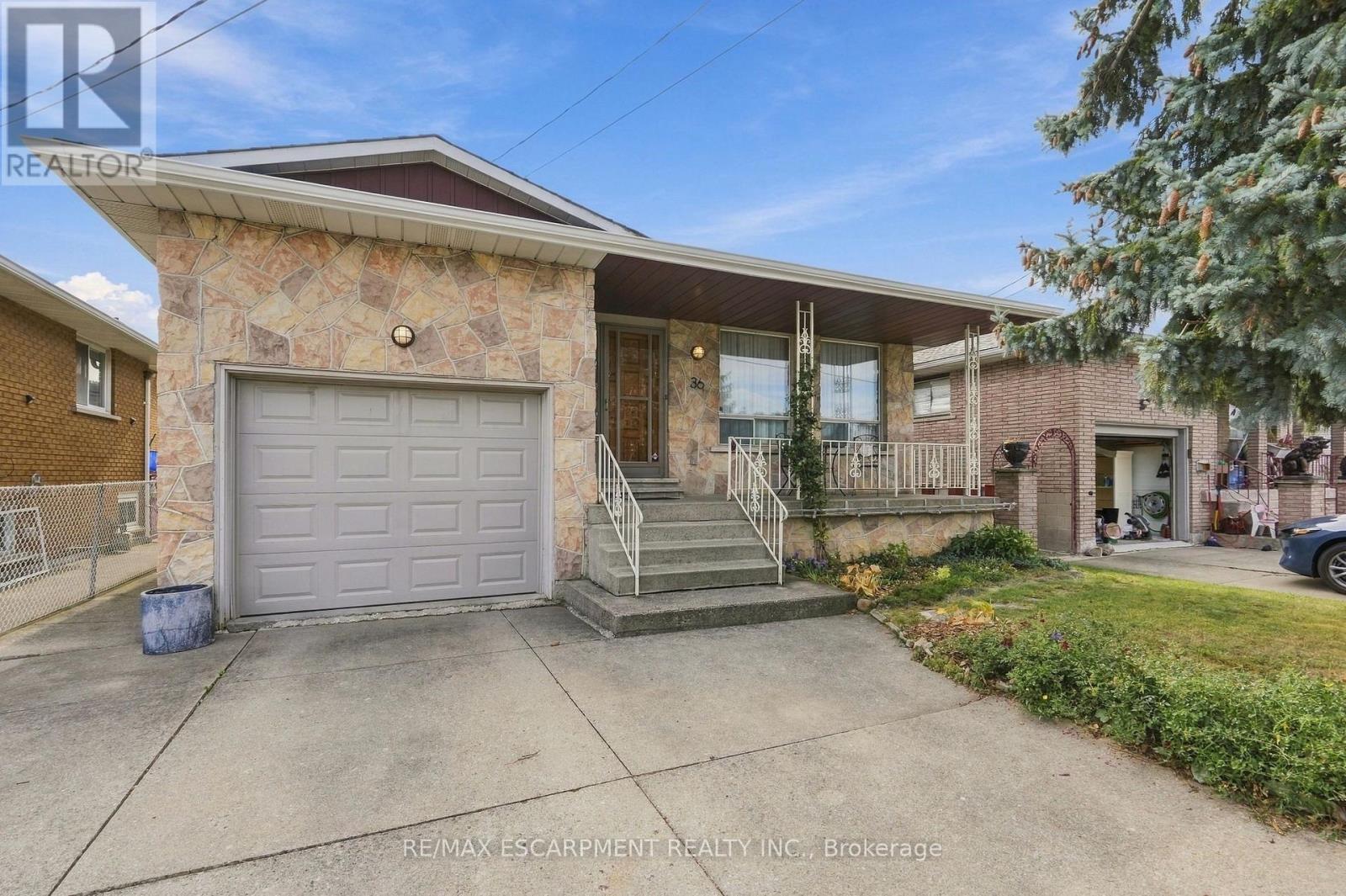 Garage w/inside access to bsemnt, lots of parking - 36 Algonquin Court, Hamilton, ON