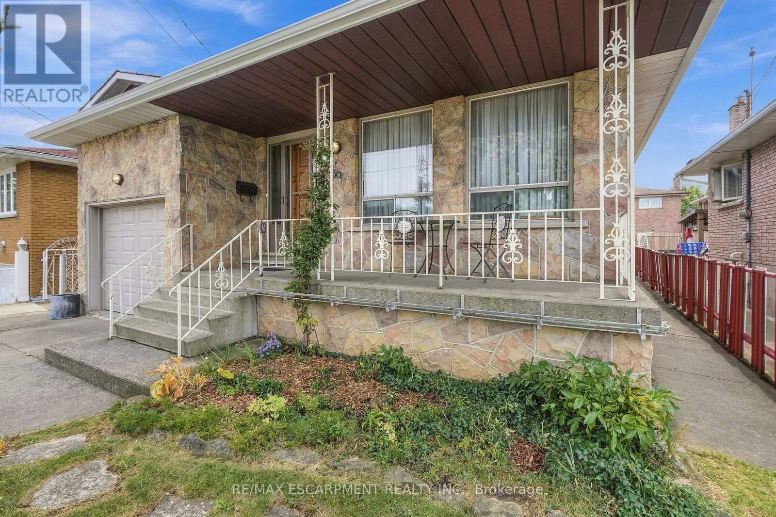 Covered front porch - 36 Algonquin Court, Hamilton, ON