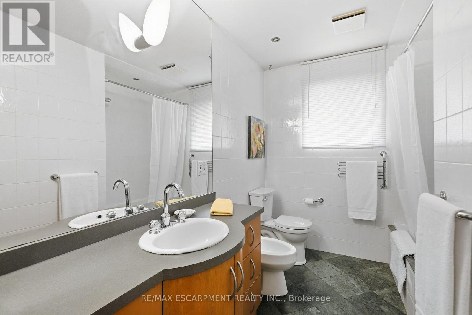 5 piece updated bathroom on second floor - 36 Algonquin Court, Hamilton, ON