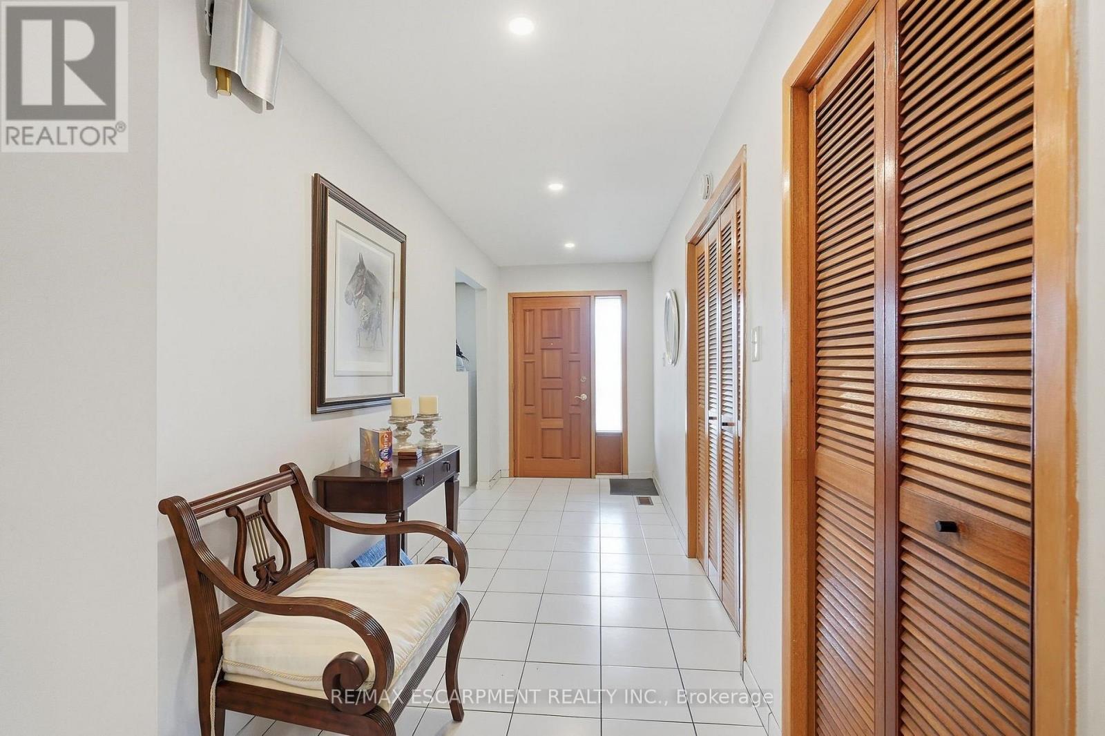 From hallway back to front door - 36 Algonquin Court, Hamilton, ON