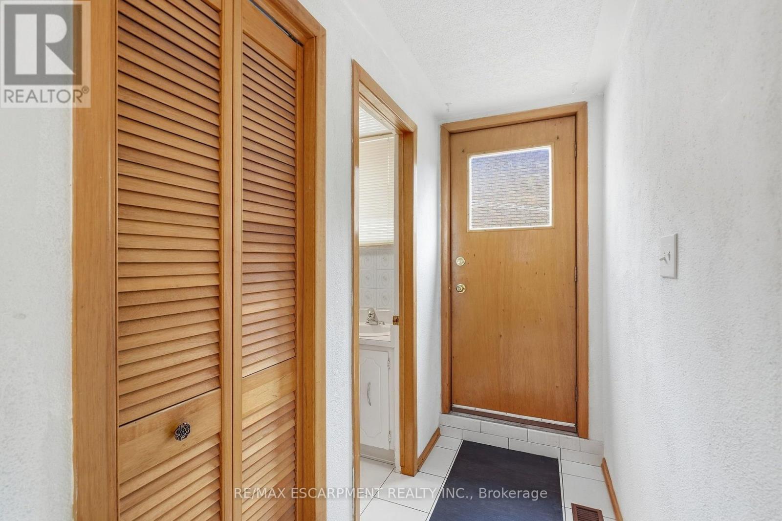 Side entry to lower lvl W bthrm, bdrm & fam/sunrm - 36 Algonquin Court, Hamilton, ON