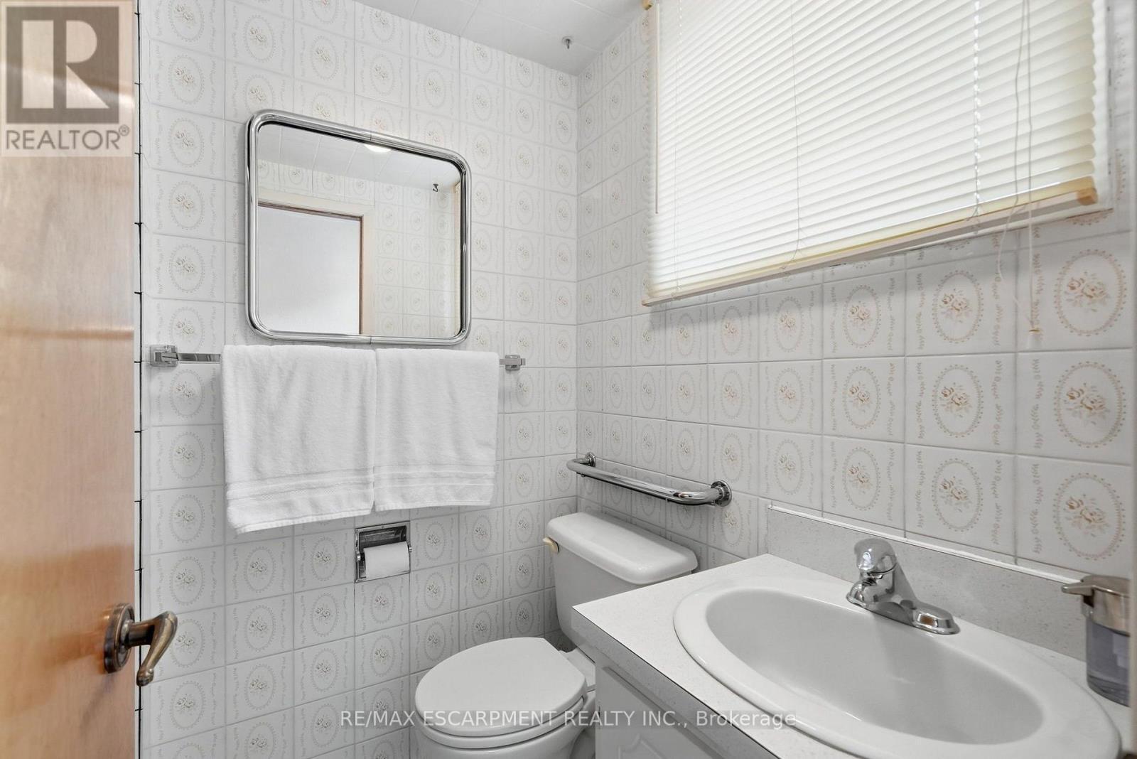 Lower level bath with shower - 36 Algonquin Court, Hamilton, ON