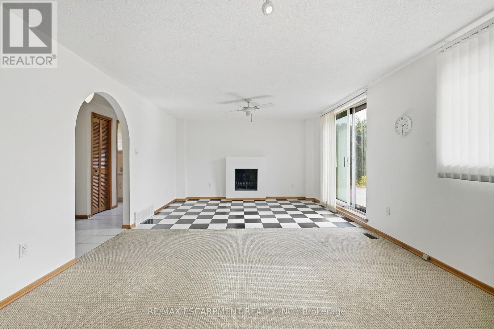 Lrg fam/snrm w/wood FP & sliding drs to bckyrd - 36 Algonquin Court, Hamilton, ON