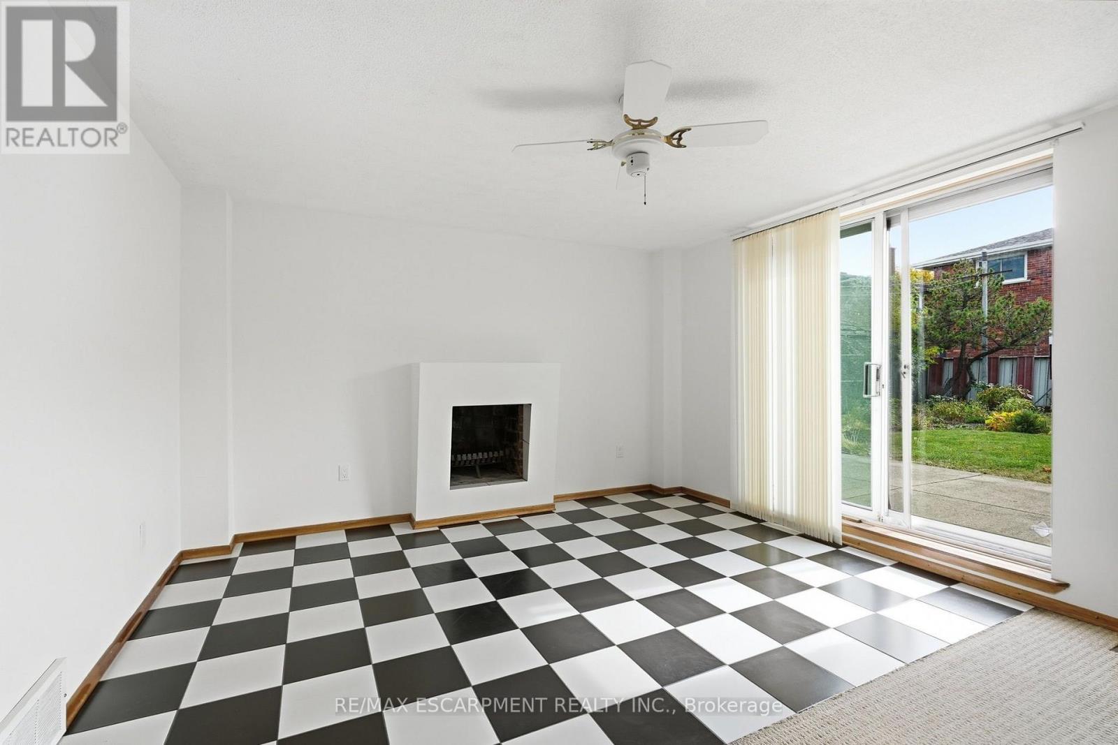 Family/sunroom with access to backyard - 36 Algonquin Court, Hamilton, ON
