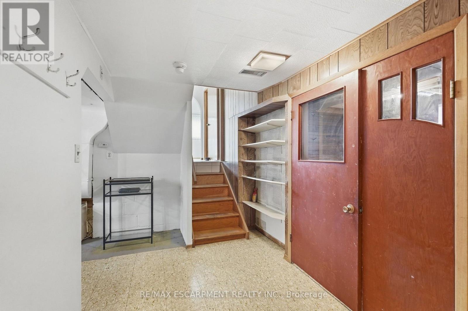 Bsmnt w/workshop, laundry, rec rm & garage walk-up - 36 Algonquin Court, Hamilton, ON