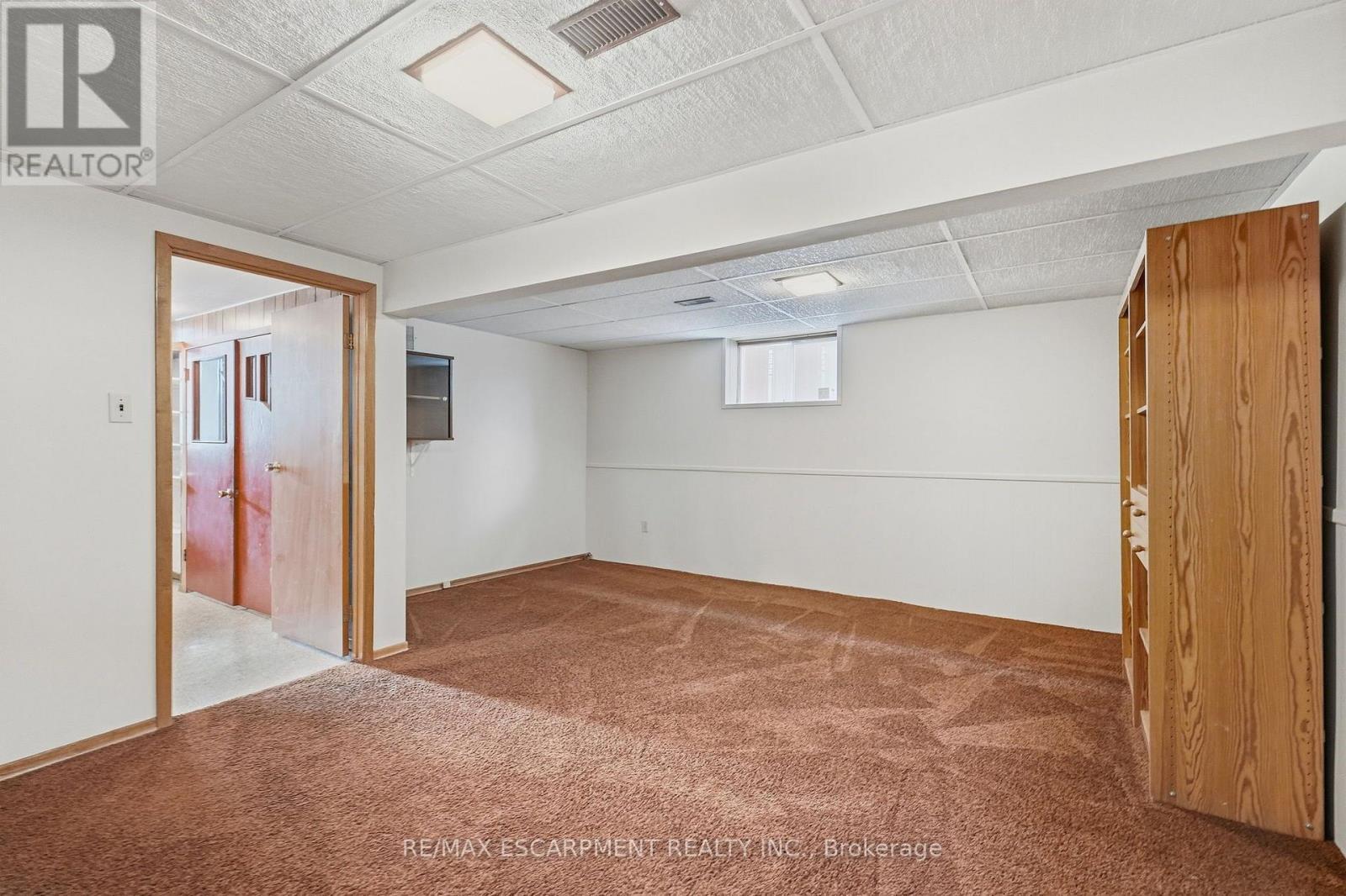Basement rec room with walk-up access to garage - 36 Algonquin Court, Hamilton, ON