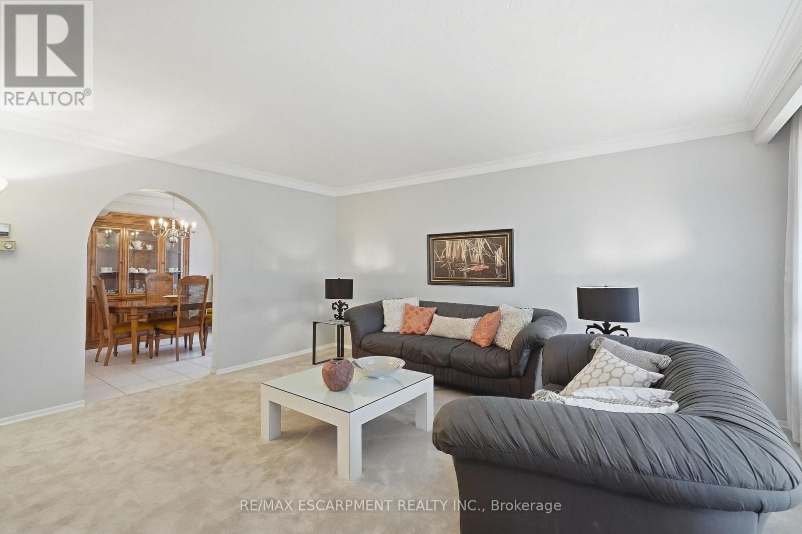 Spacious living room - 36 Algonquin Court, Hamilton, ON