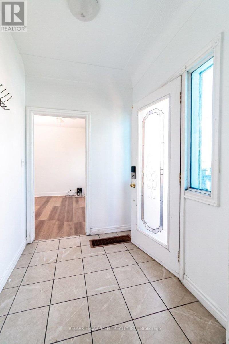 Foyer - 548 Beach Road, Hamilton, ON