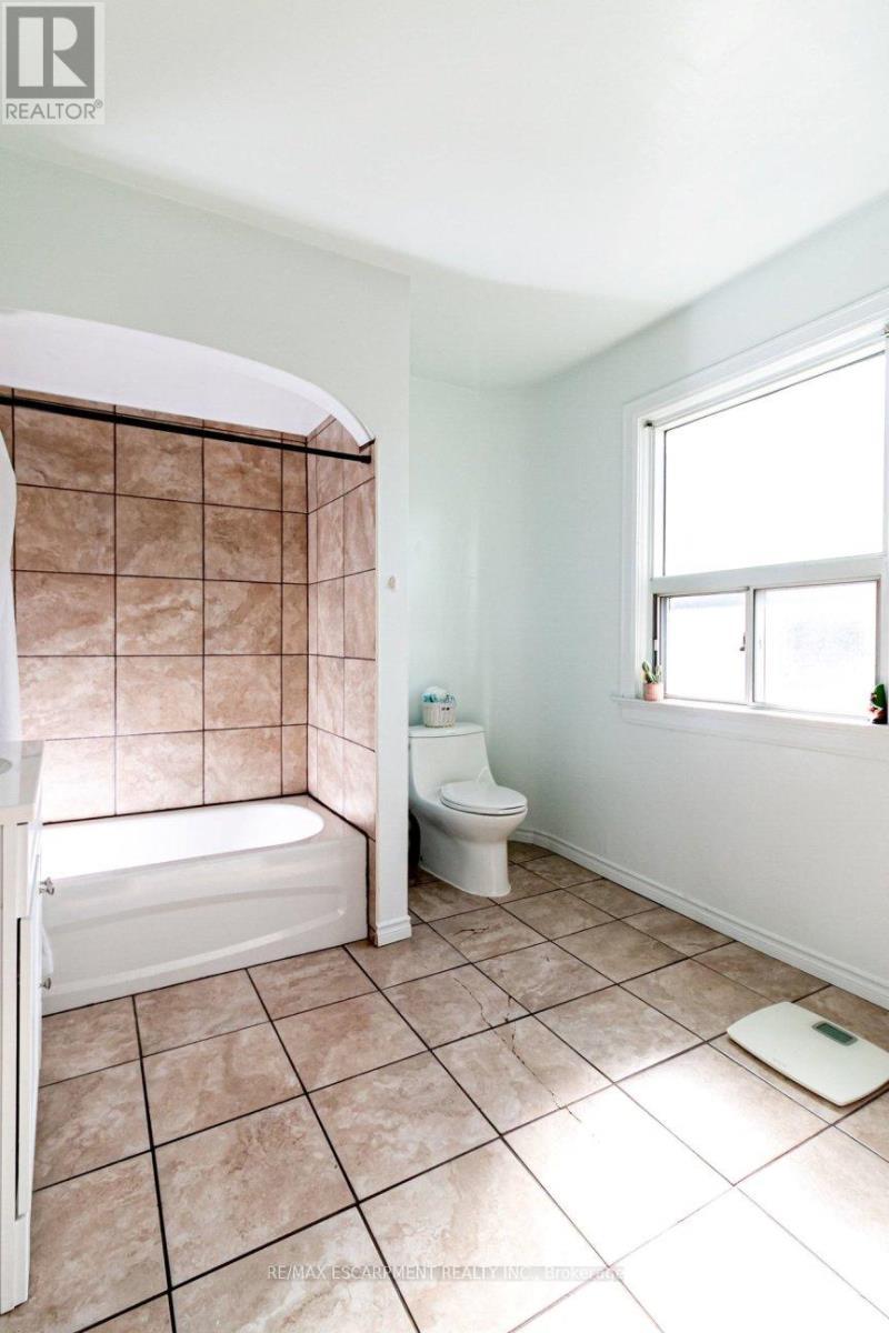 Second Floor Bathroom - 548 Beach Road, Hamilton, ON
