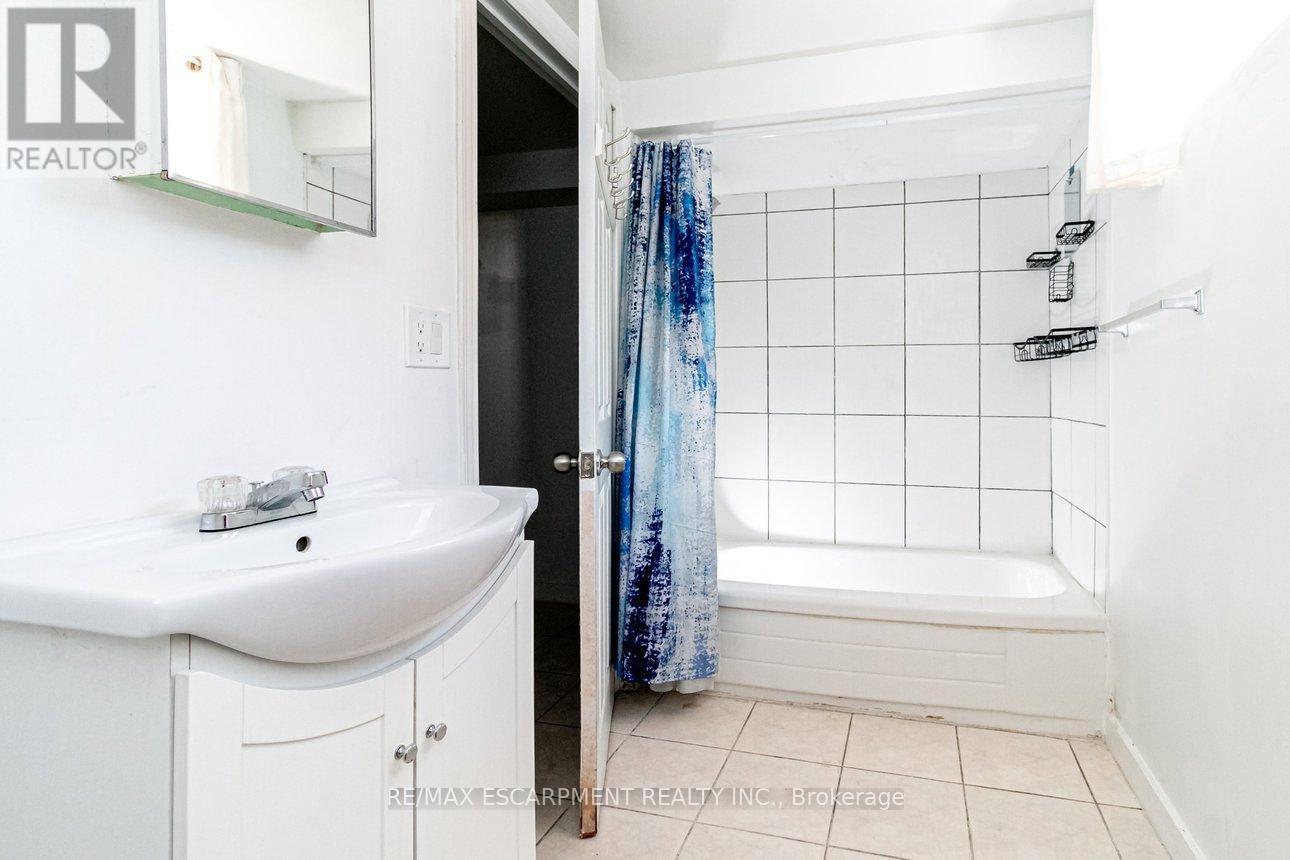 Basement Bathroom - 548 Beach Road, Hamilton, ON