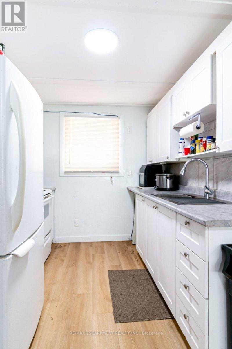 Bachelor Kitchen - 548 Beach Road, Hamilton, ON