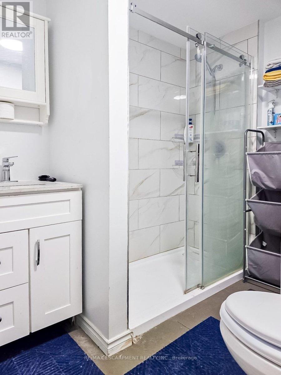 Bachelor Bathroom - 548 Beach Road, Hamilton, ON