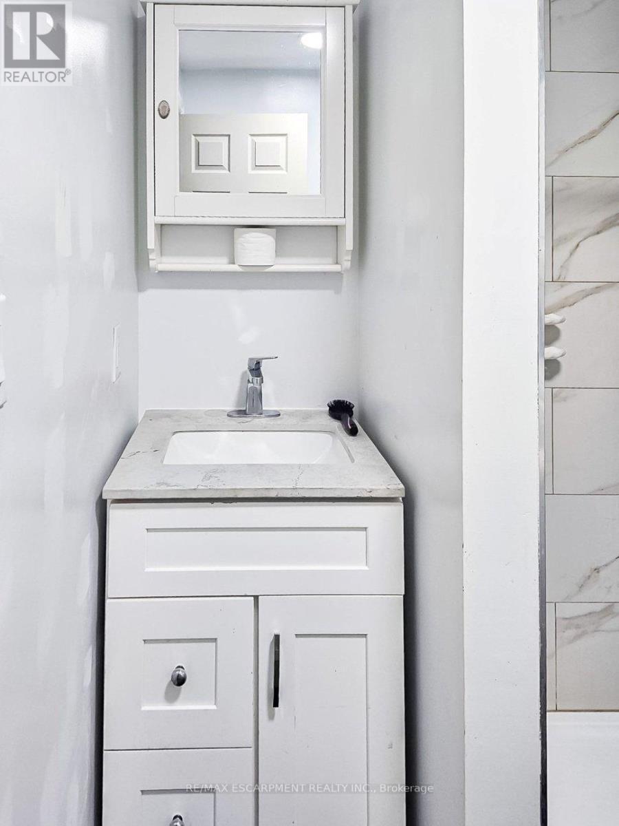 Bachelor Bathroom - 548 Beach Road, Hamilton, ON