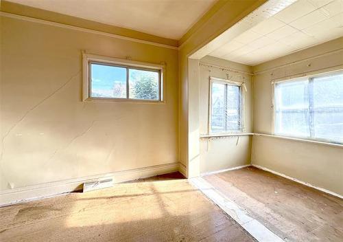 869 College Ave, Winnipeg, MB 