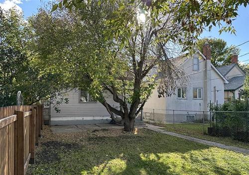 869 College Ave, Winnipeg, MB 