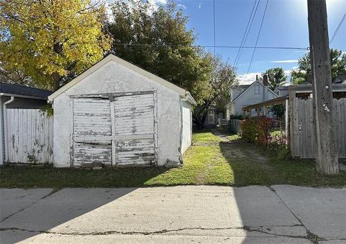 869 College Ave, Winnipeg, MB 